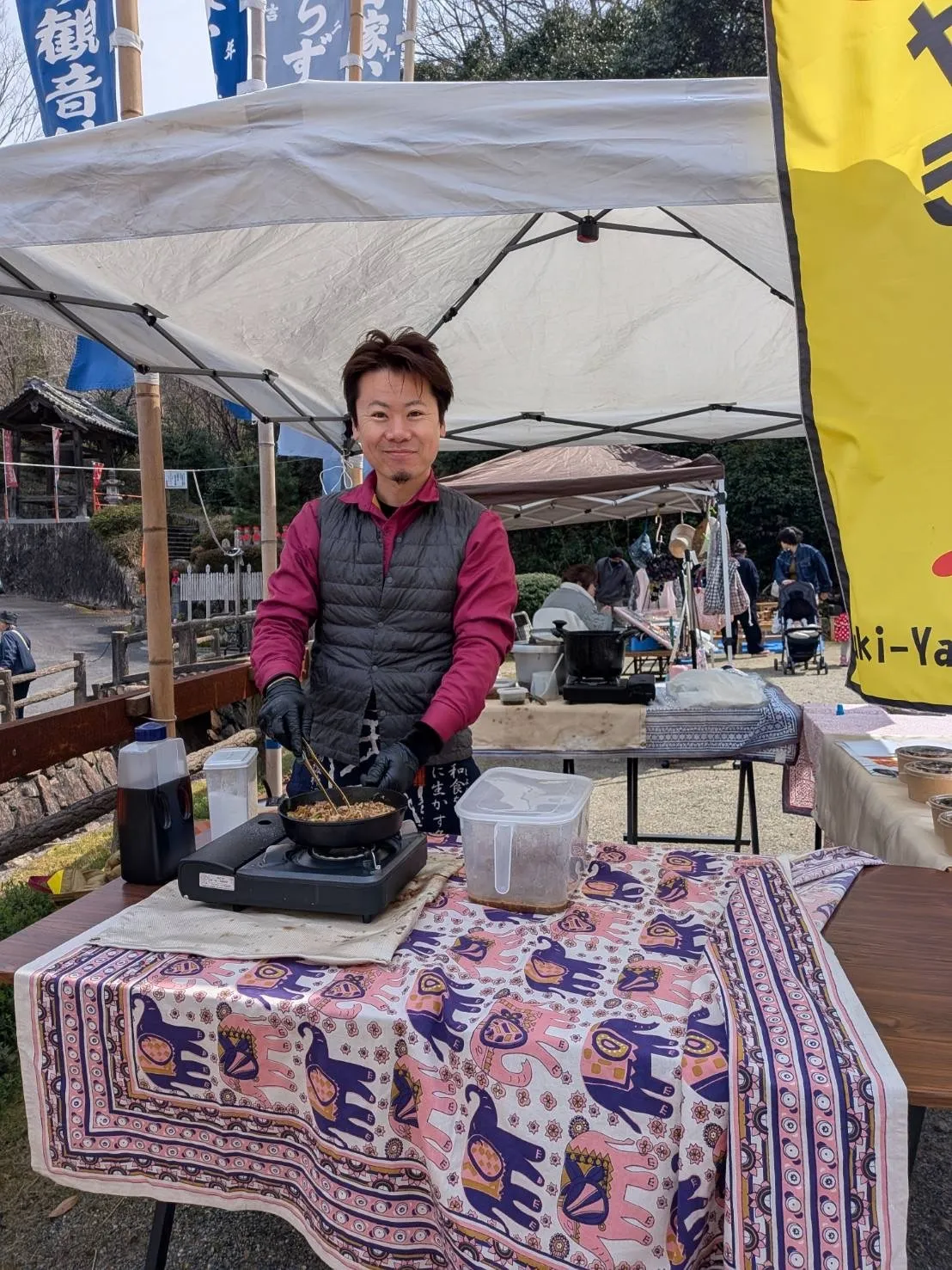 すき焼き丼を販売している屋台の様子